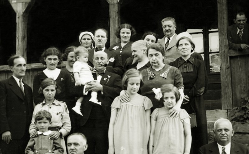 Grup de clujeni pozând la intrarea Restaurantului ,,Gaudeamus" din Hoia, anii 1930