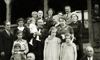 Grup de clujeni pozând la intrarea Restaurantului ,,Gaudeamus" din Hoia, anii 1930