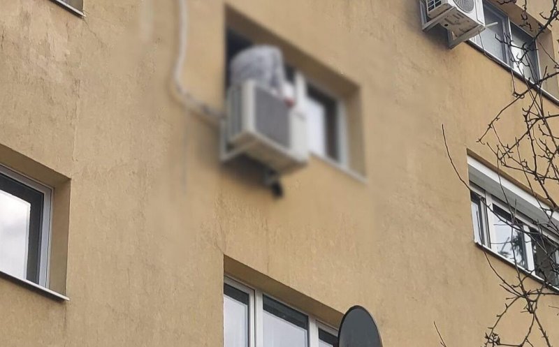 Tentativă de suicid în Cluj-Napoca. Un tânăr de 21 de ani s-a urcat pe un aparat de aer condiționat montat la exteriorul unui imobil