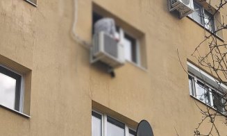 Tentativă de suicid în Cluj-Napoca. Un tânăr de 21 de ani s-a urcat pe un aparat de aer condiționat montat la exteriorul unui imobil