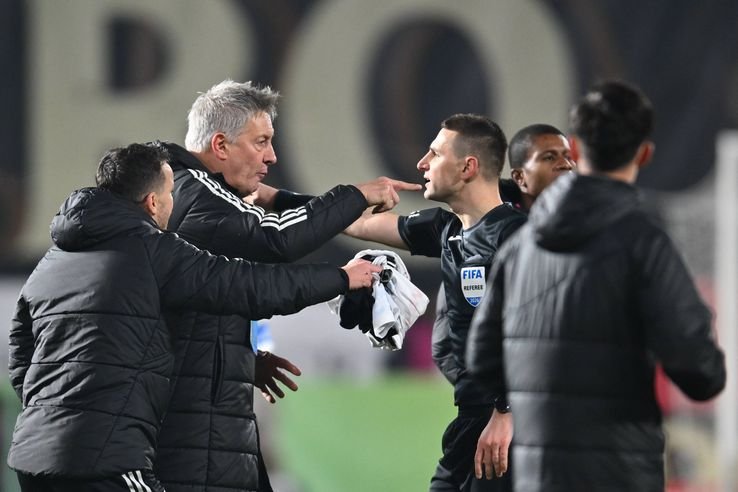 Ce scria pe banner-ul afișat în tribune, la primul meci după scandalul făcut de antrenorul Bergodi