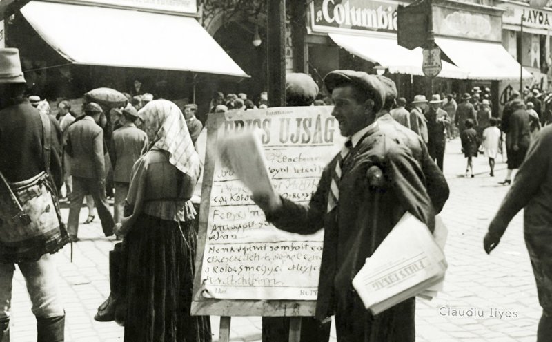 Vânzător de ziare în zona Cafenelei Columbia, strada Memorandumului, 1939