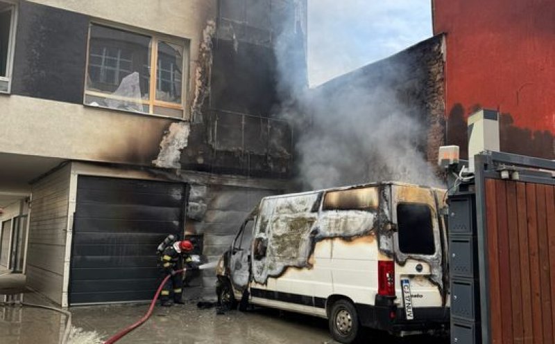 Incendiu la o autoutilitară şi la faţada unui bloc din Cluj-Napoca/ Patru persoane, evacuate