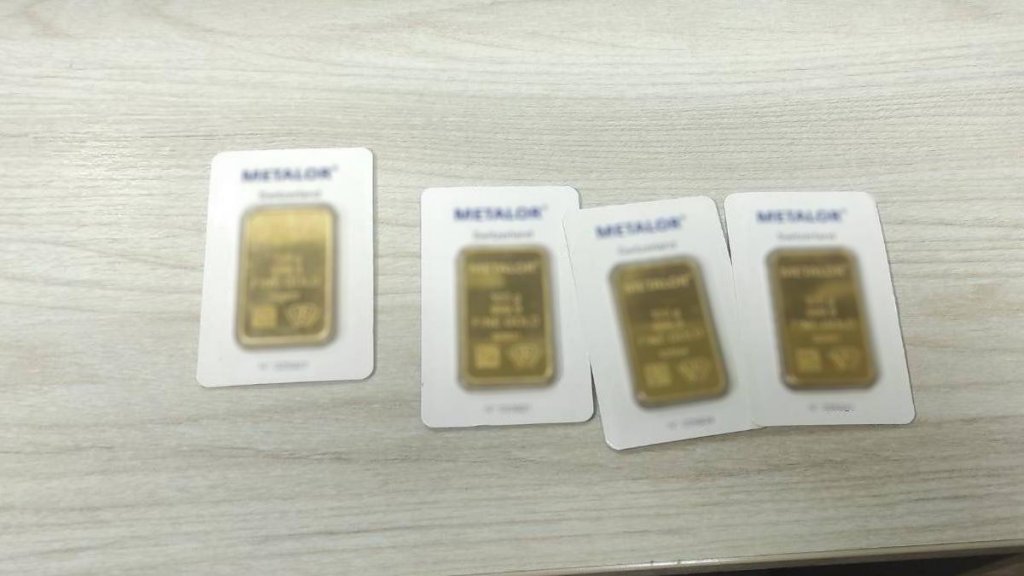 Descoperire uimitoare la vamă: Un britanic care se îndrepta spre Cluj a fost prins cu lingouri de aur. Cât valorează acestea