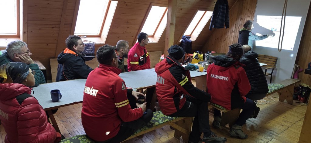 Exercițiu în premieră națională de salvare speologică, realizat de speologi clujeni și francezi: gestionarea situațiilor-limită în Munții Apuseni