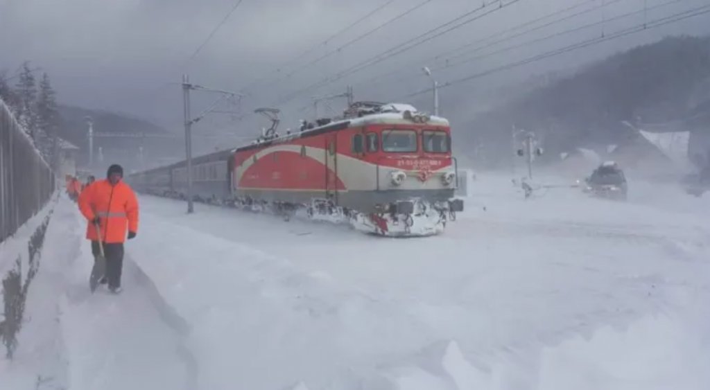 Trenurile spre Cluj-Napoca au întârzieri de până la cinci ore din cauza viscolului și ninsorilor