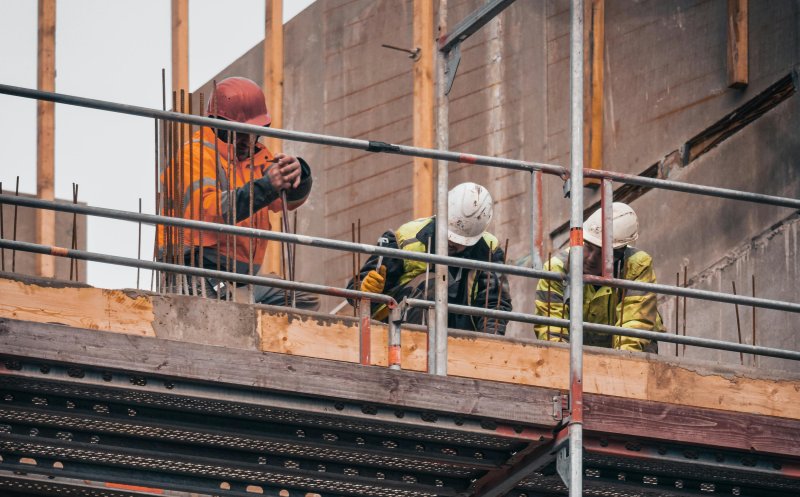 România, țara care construiește cel mai mult din UE, dar costurile și finanțarea pun presiune. Provocări majore pentru piață