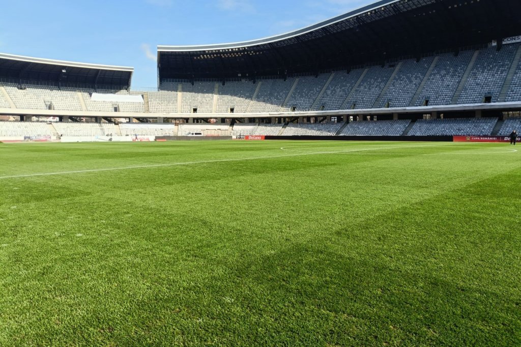 Terenul de pe Cluj Arena se prezintă în condiții excelente: "Avem cel mai bun gazon din România. Îi felicit pe cei de la Consiliul Județean”