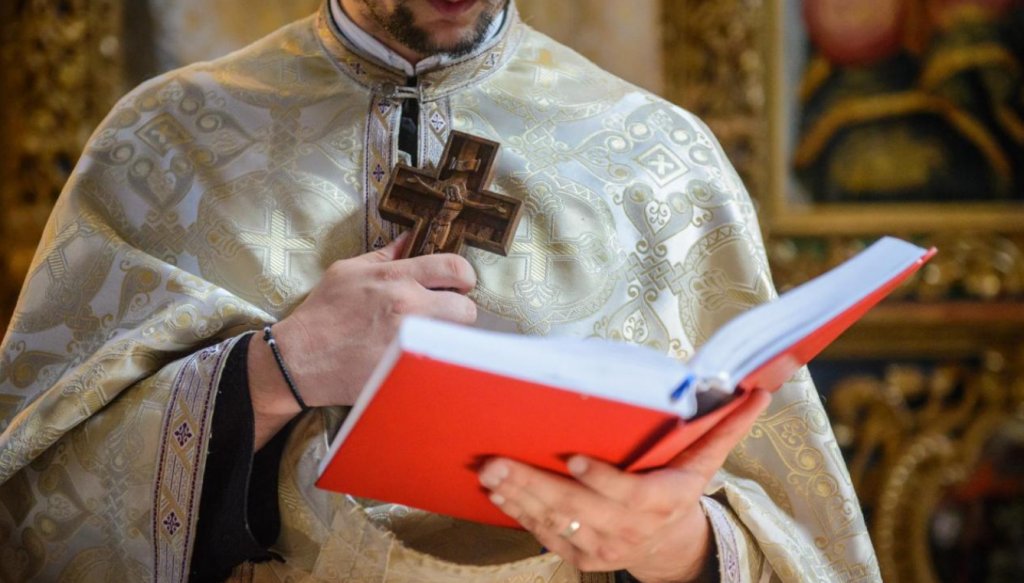 Caz șocant în Cluj! Preot obligat să poarte brățară electronică după ce fosta sa amantă a acuzat că o bătea: "Mi s-a arătat că mi se ia gâtul, că sunt pomenită la morți"