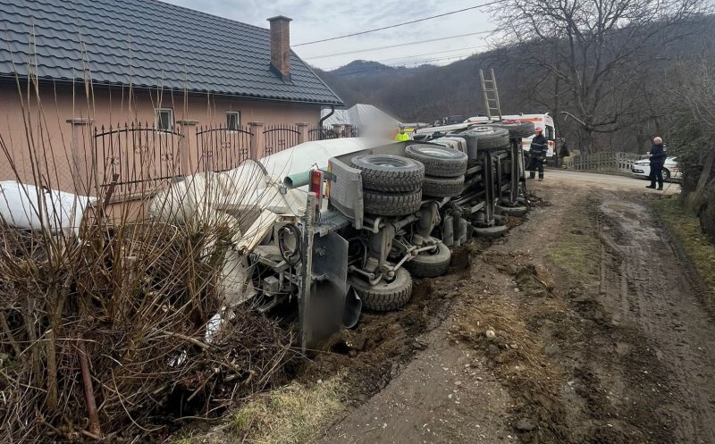 Accident grav în Cluj: o autobasculantă s-a răsturnat și a făcut prăpăd. Un bărbat a ajuns la spital