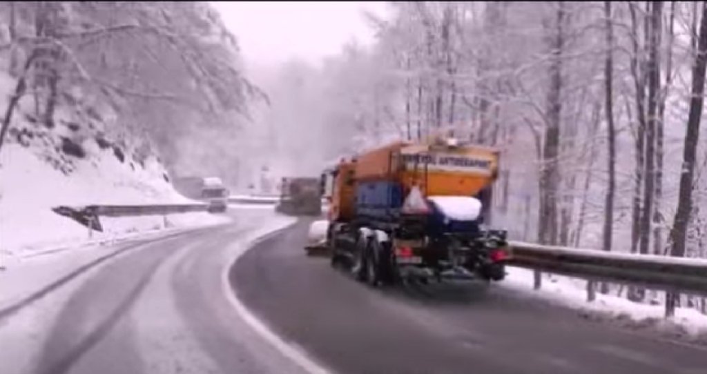 Ninsorile paralizează drumurile din două județe vecine. DRDP Cluj scoate utilajele pe teren