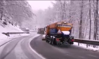 Ninsorile paralizează drumurile din două județe vecine. DRDP Cluj scoate utilajele pe teren