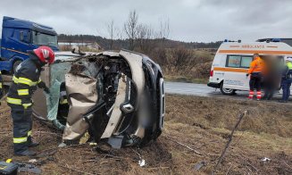 Scene șocante pe un drum din Cluj: mașină răsturnată și făcută zob pe marginea drumului. O femeie a ajuns la spital