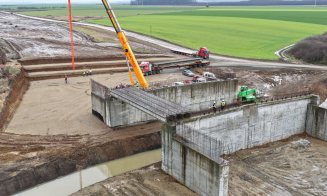 După ani de blocaje, lucrările avansează pe lotul Chiribiș – Biharia: Se montează primele grinzi