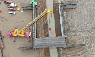 După ani de blocaje, lucrările avansează pe lotul Chiribiș – Biharia: Se montează primele grinzi