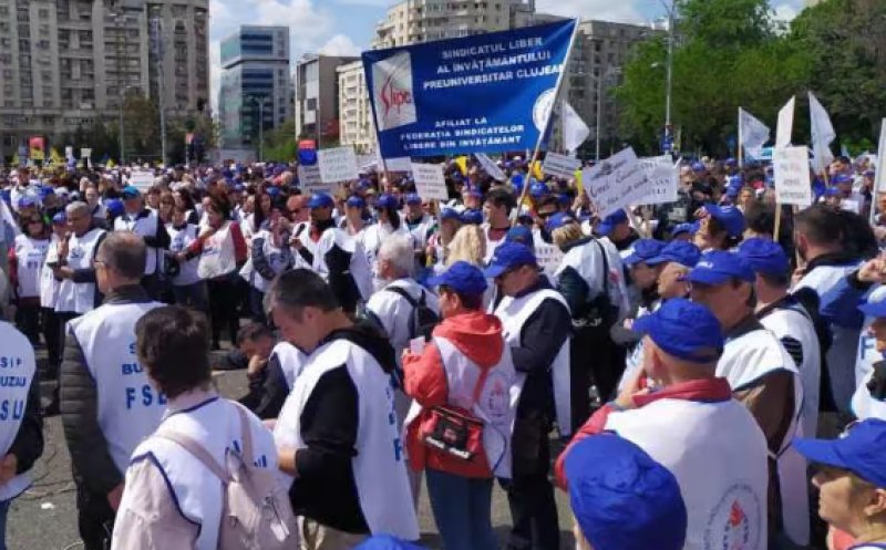 Sindicale din Educaţie și studenții ies să protesteze în fața Palatului Cotroceni: ”Şcoală săracă = Ţară needucată”