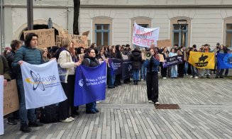 Studenți de la UBB, protest în fața Rectoratului împotriva majorării taxelor de școlarizare:  "Să-mi fac rate pentru facultate?"