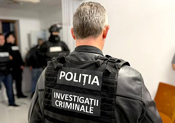 Înșelăciune și fals informatic în formă continuată / Infractor reținut de polițiștii clujeni