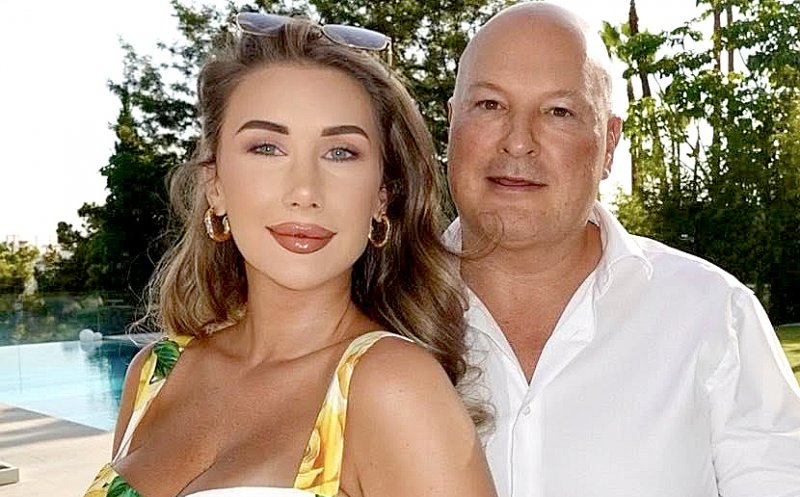 Iubita lui Paszkany, care i-ar putea fi fiică, se laudă cu cadourile de lux pe care i le servește milionarul, fost patron la CFR Cluj