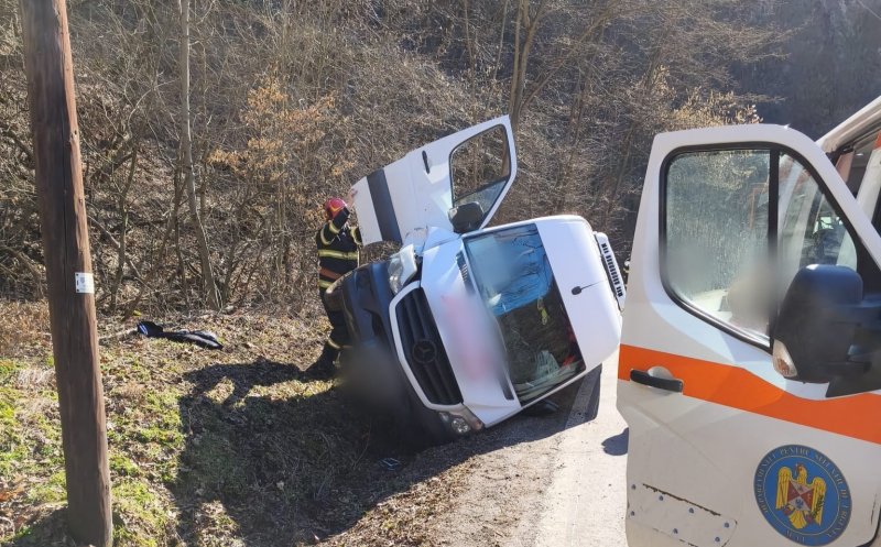 Microbuz răsturnat pe un drum din Cluj: o femeie a fost transportată de urgență la spital