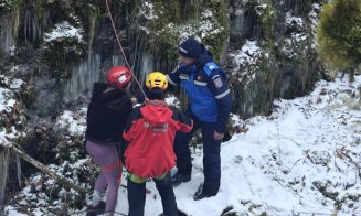 Cluj: Turiști francezi, salvați după ce au rămas blocați pe o stâncă lângă Cascada Vălul Miresei