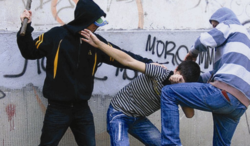 Tâlhărie brutală: doi bărbați din Cluj au agresat o persoană cu handicap și au furat bani și aur