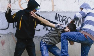 Tâlhărie brutală: doi bărbați din Cluj au agresat o persoană cu handicap și au furat bani și aur