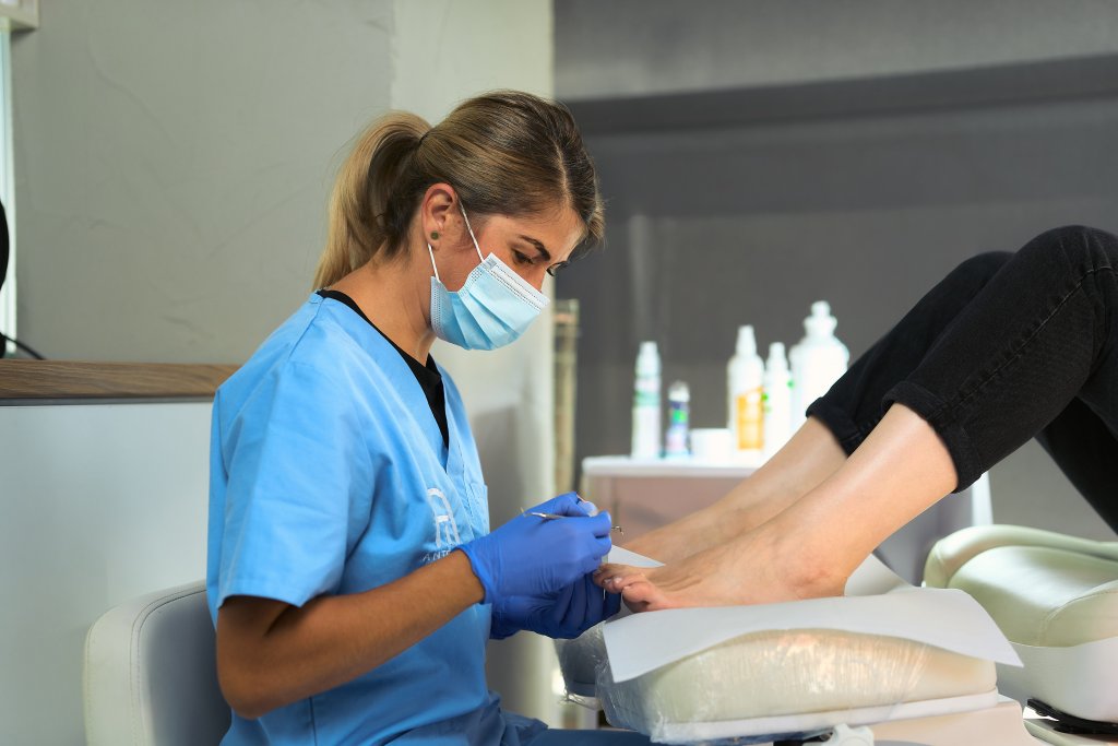 „Nu tăiați colțurile unghiilor de la picioare, în special la copii!''. Cum se rezolvă unghiile încarnate fără durere, la Antoaneta Tulbure Studio