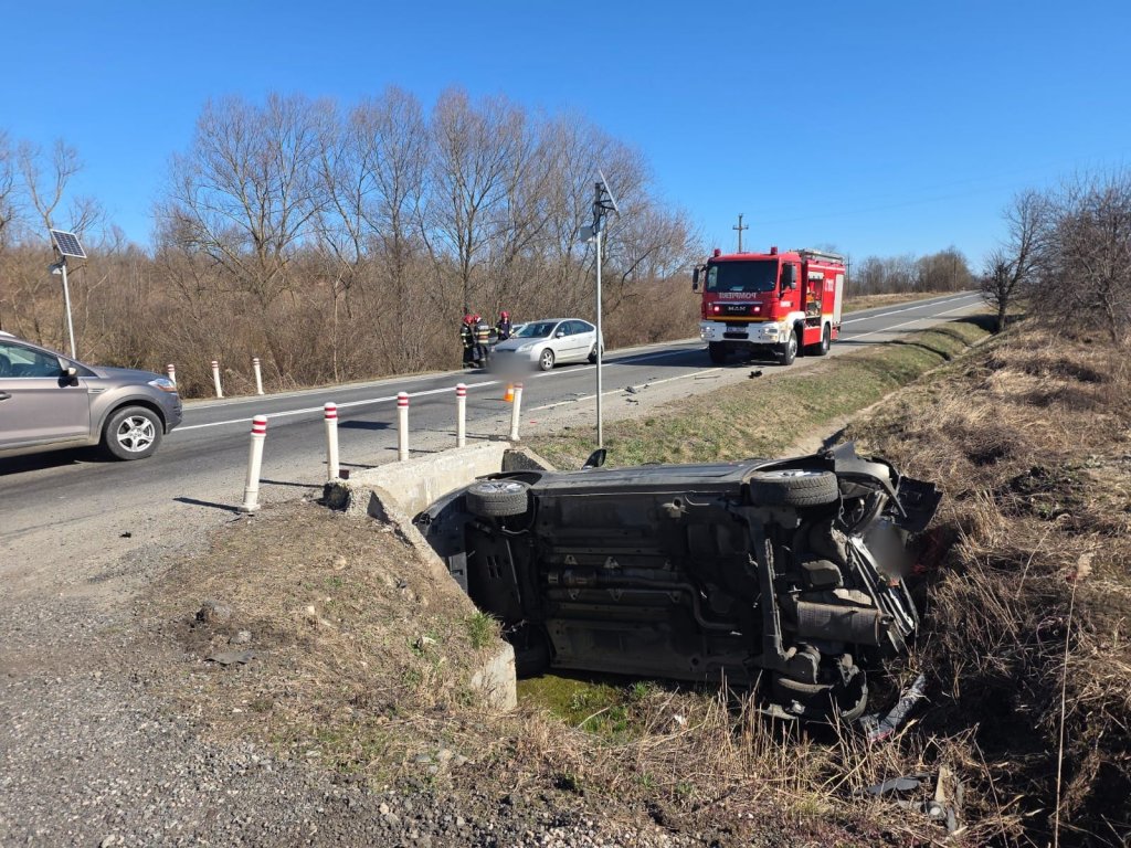 Accident grav în Cluj: mașină răsturnată într-un șanț. Trafic îngreunat