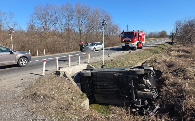 Accident grav în Cluj: mașină răsturnată într-un șanț. Trafic îngreunat