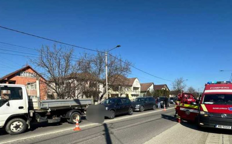 Accident rutier cu 12 persoane implicate. O femeie și doi minori au fost transportați la spital