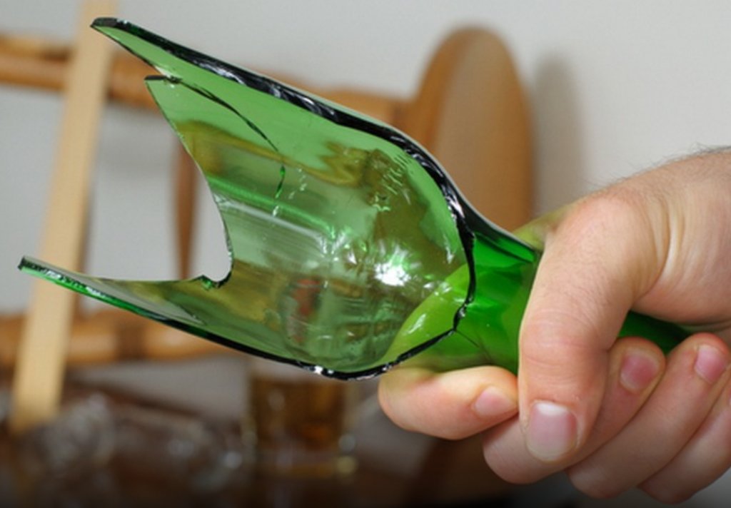 Cluj: O ieșire la bere între prieteni s-a încheiat cu o sticlă în cap și vizită la spital