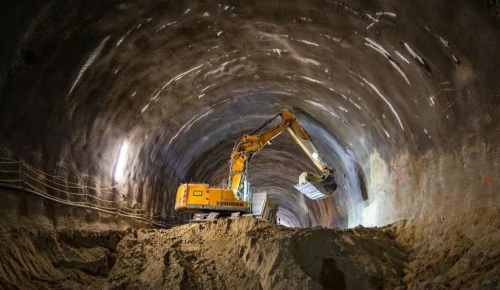 Primul tunel de autostradă din România ar putea fi deschis în câteva luni
