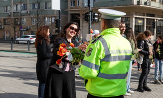 Polițiștii locali au oferit flori clujencelor de 8 Martie.  "Celebrăm femeile care aduc lumină oriunde sunt"