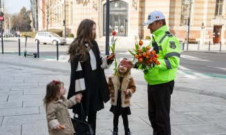 Polițiștii locali au oferit flori clujencelor de 8 Martie. "Celebrăm femeile care aduc lumină oriunde sunt"