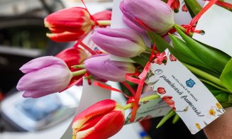 Polițiștii locali au oferit flori clujencelor de 8 Martie.  "Celebrăm femeile care aduc lumină oriunde sunt"