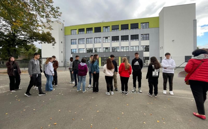 Ședința care aproba mutarea elevilor din trei școli din Cluj-Napoca, revocată. Revoltă printre părinți