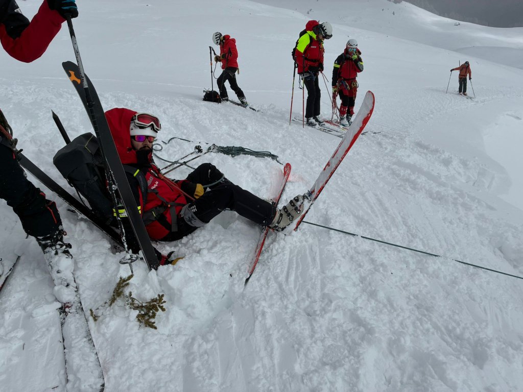 Doi clujeni cuceresc Munții Bucegi și devin salvatori montani atestați după doi ani de pregătire intensă