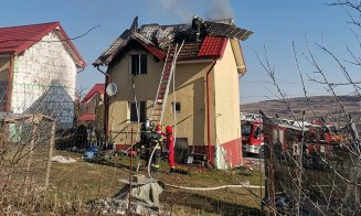 O casă a luat foc în comuna Chinteni. Intervin pompierii
