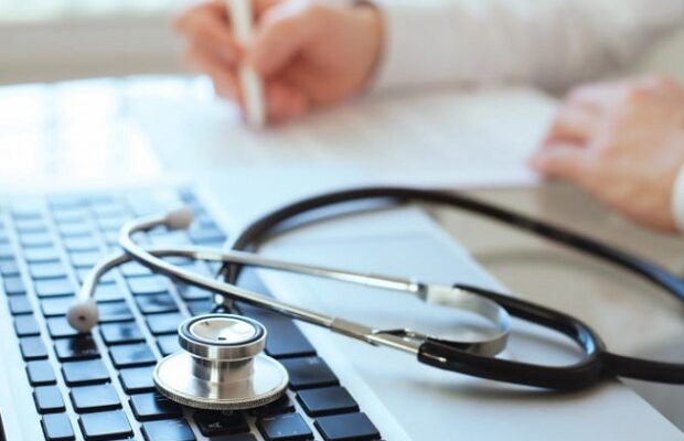 Gata cu hârtiile la medic! Rogobete: În câteva luni românii își vor putea vedea online dosarul medical