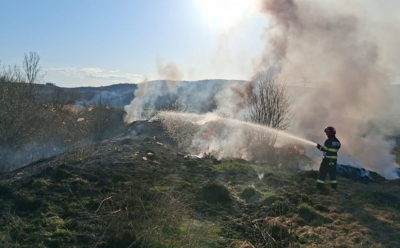 Val de incendii de vegetație în Cluj. Pompierii avertizează: Arderea este INTERZISĂ