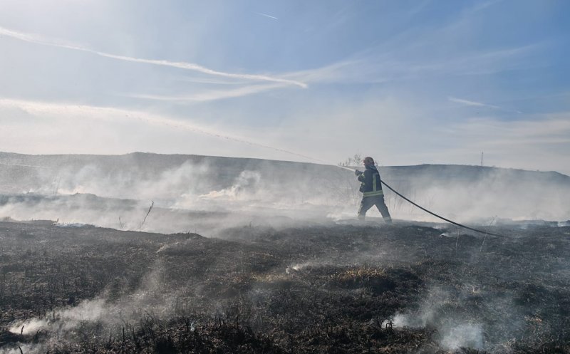 Pompierii din Cluj luptă cu incendiile de vegetație uscată: Zeci de intervenții în ultimele zile