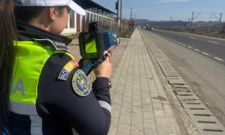 Controale pe drumurile din Cluj: Zeci de șoferii prinși cu viteză și fără centură, amendați pe loc
