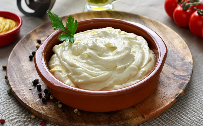 Maioneză de post. Rețetă simplă, numai bună de adăugat în salate