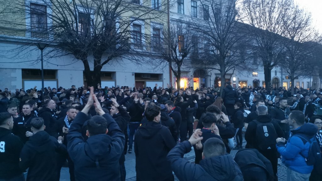 Pregătiri pentru Derby-ul Clujului. Fanii Universității s-au "încălzit" pentru meci în centrul orașului