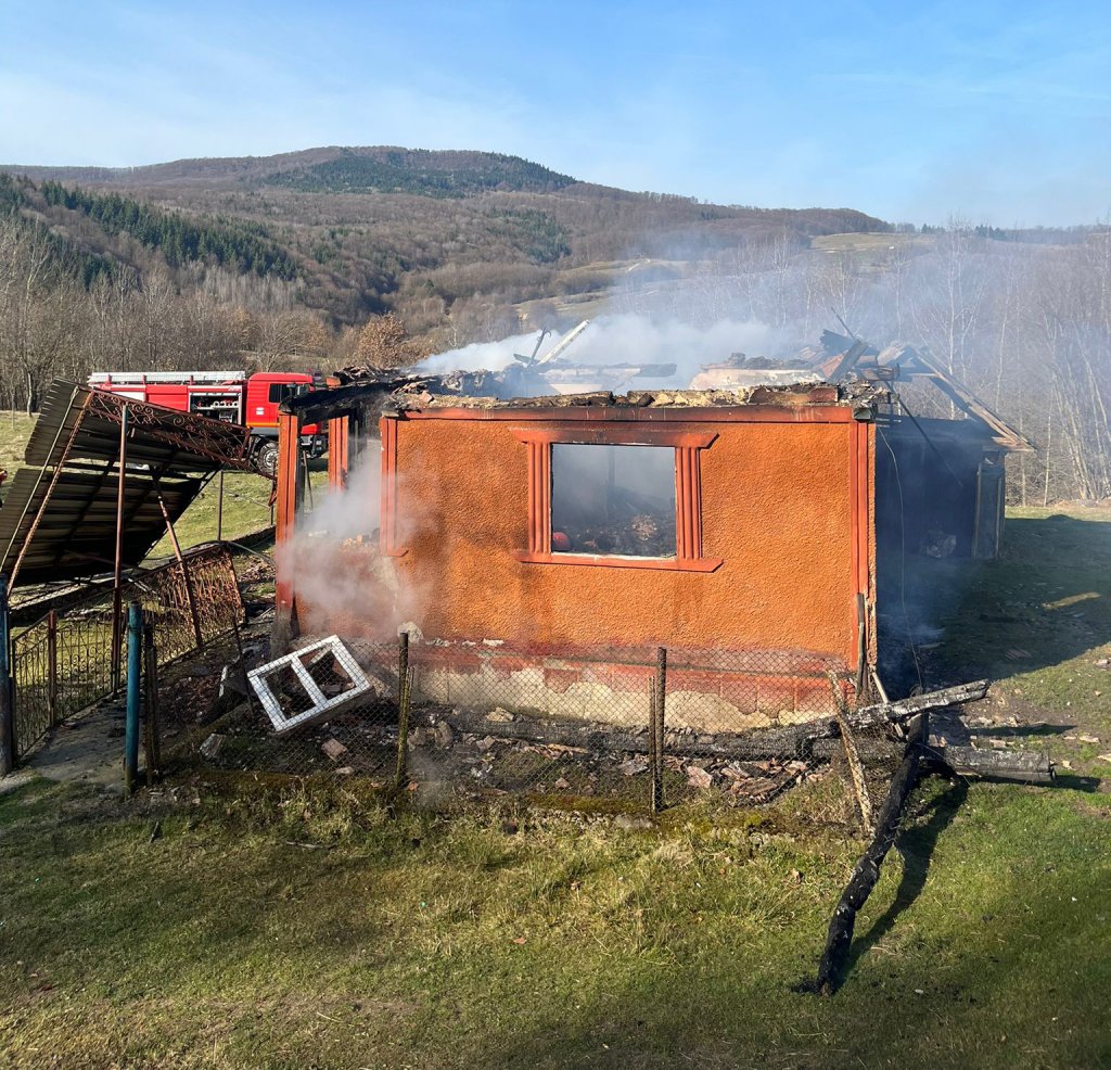 Casă distrusă de FOC în județul Cluj / Ce a provocat incendiul