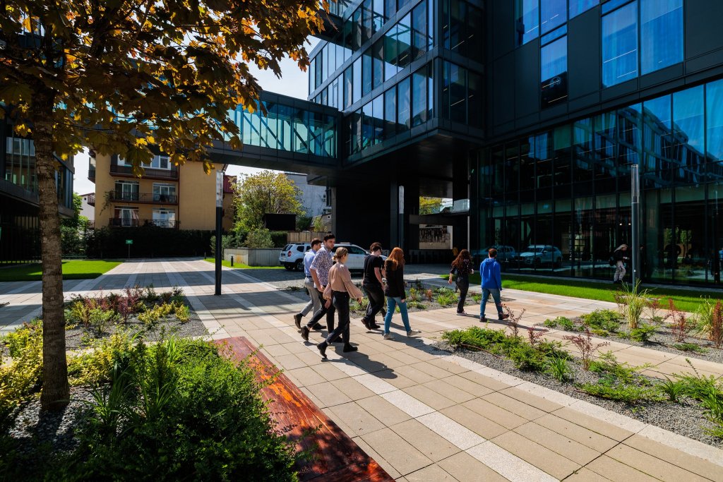 Revenirea la birou prinde contur: Companiile cer tot mai des 3-4 zile de prezență pe săptămână. Ce spun angajații