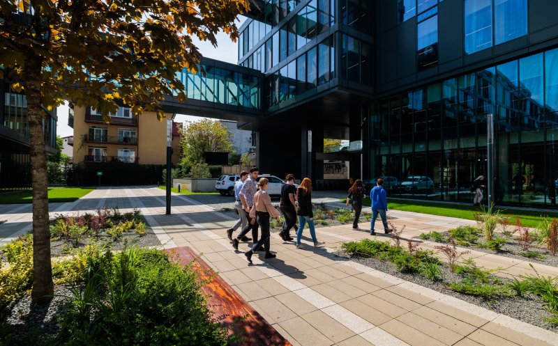 Revenirea la birou prinde contur: Companiile cer tot mai des 3-4 zile de prezență pe săptămână. Ce spun angajații