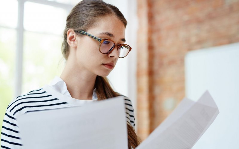 Se schimbă regulile pentru profesori. Din toamnă vor avea nevoie de portofoliu profesional