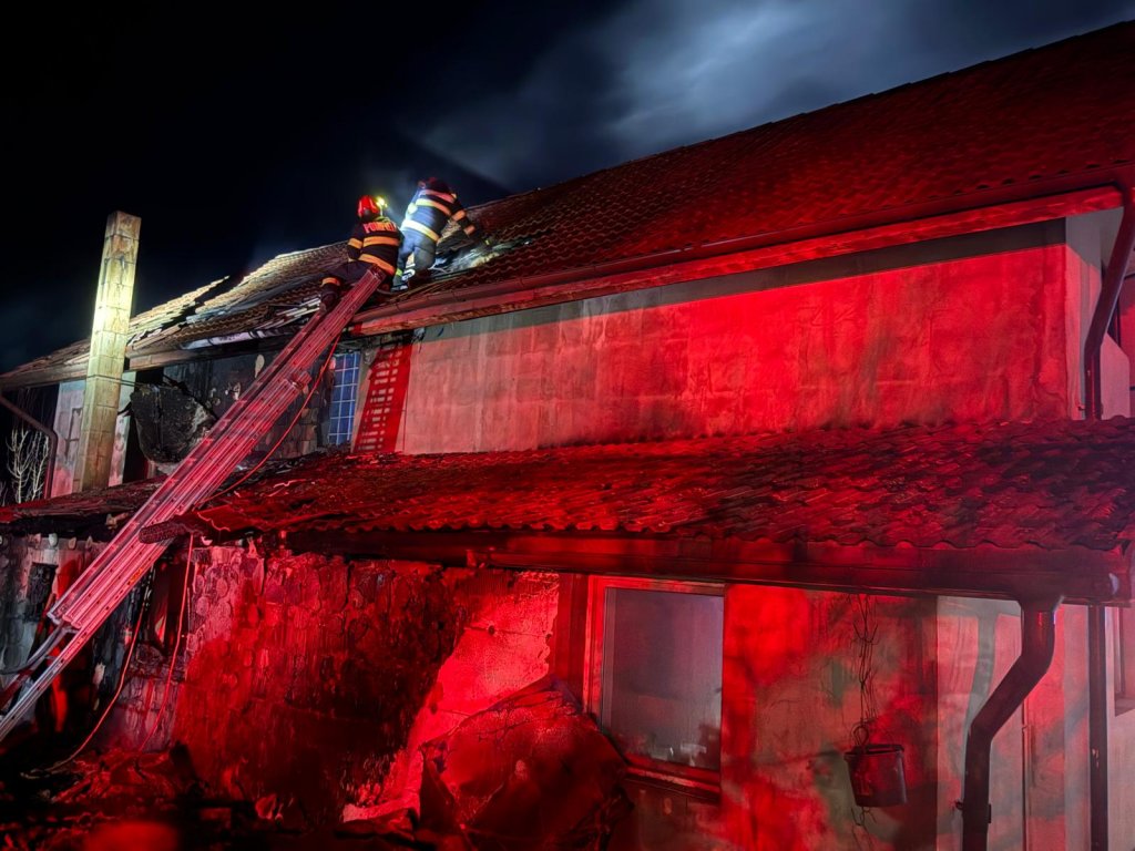 INCENDIU la o casă din Cluj / Un scurtcircuit la un cablu le-a distrus locuința / Bărbat transportat la spital după un atac de panică